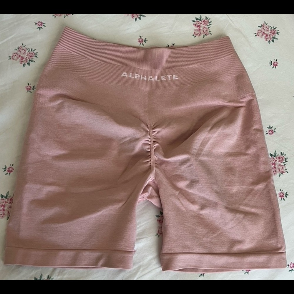 Alphalete Amplify 4.5” Shorts in Blossom (S)